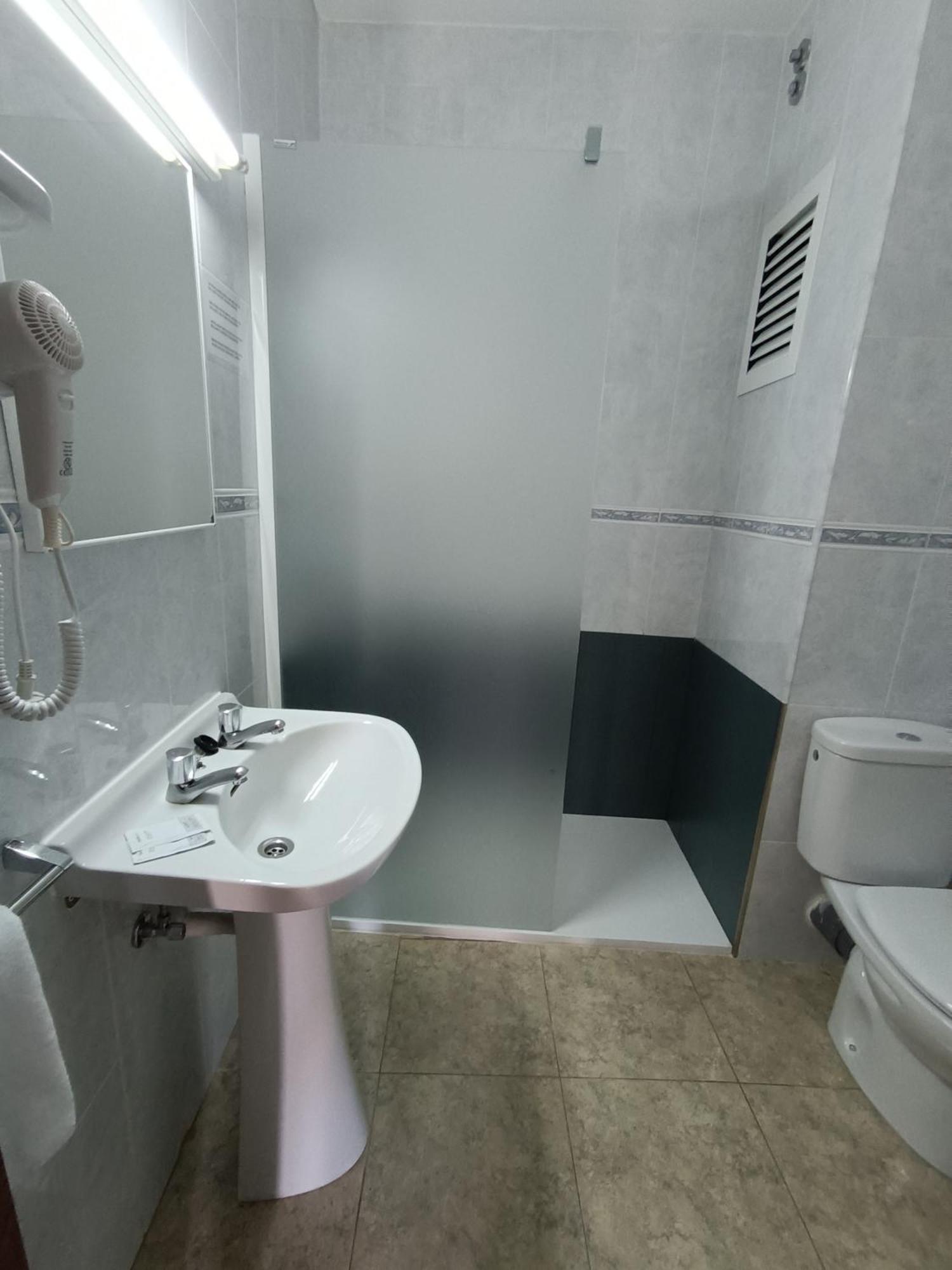 Hostal Horizonte San Antonio  Exterior photo A wet room