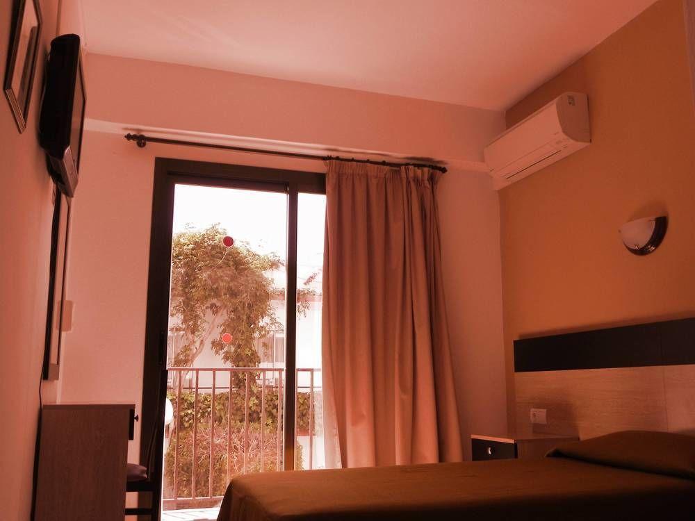 Hostal Horizonte San Antonio  Exterior photo A room at the hotel
