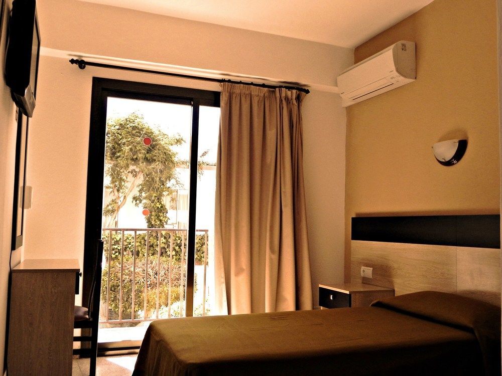 Hostal Horizonte San Antonio  Exterior photo A room at the hotel
