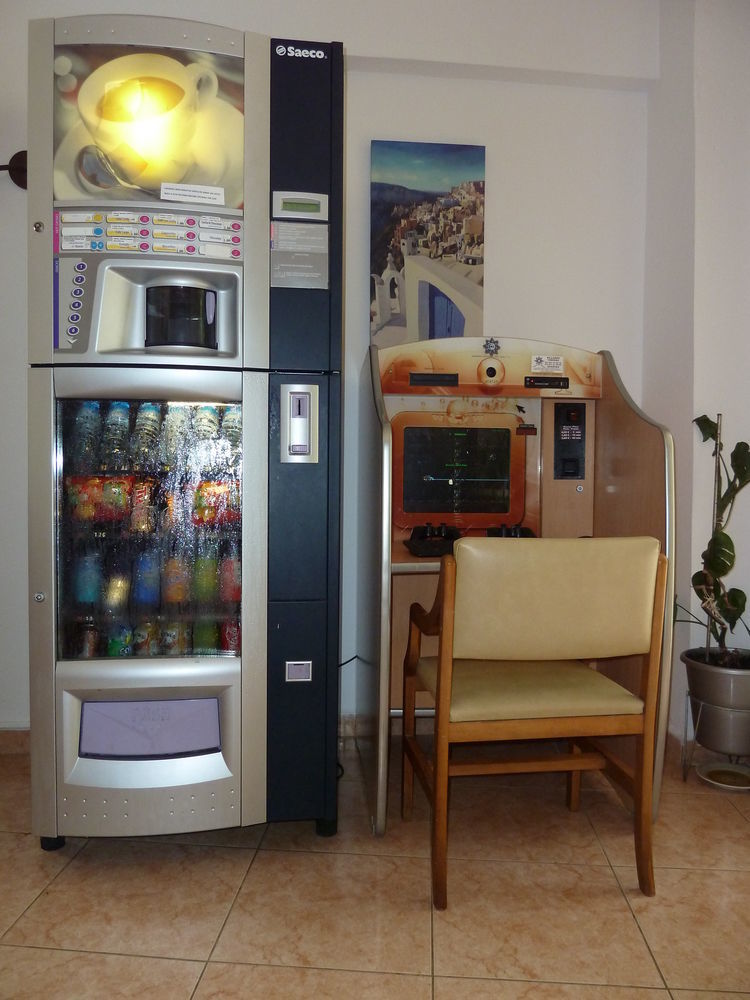Hostal Horizonte San Antonio  Exterior photo A typical Japanese coffee vending machine