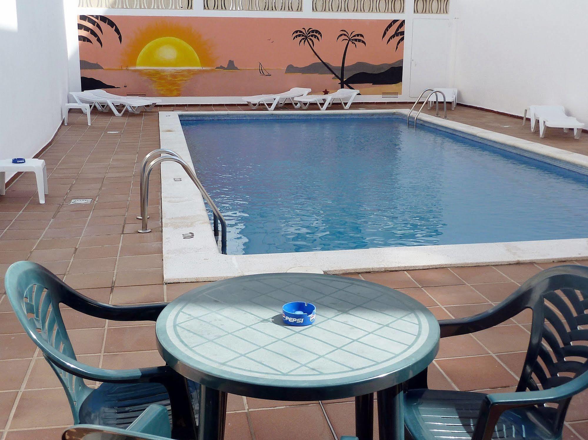 Hostal Horizonte San Antonio  Exterior photo A swimming pool