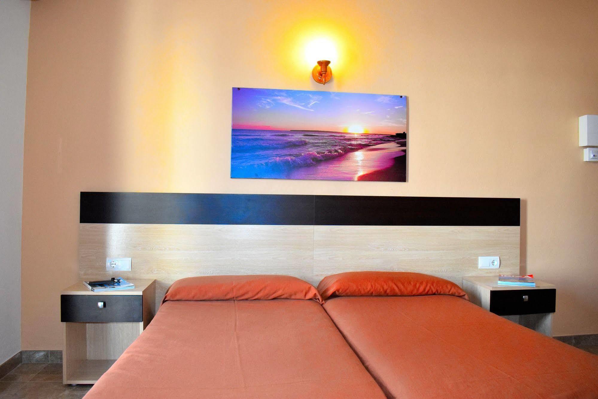 Hostal Horizonte San Antonio  Exterior photo A bedroom with a wall-mounted light